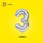 بالونات هيليوم رقم 3 بلون فضي لامع، مثالية لتزيين المناسبات الخاصة، بخامة ممتازة تعيش فترة طويلة وتحافظ على شكلها.