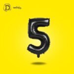بالونات هيليوم رقم 5 بلون أسود لامع، اختيار راقي لتزيين أعياد الميلاد والمناسبات الخاصة، خامة فويل معدني قوية تعيش لفترة طويلة.