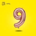 بالونات هيليوم رقم 9 بلون روز جولد أنيق، اختيار مميز لزينة الحفلات وخاصة حفلات البنات، خامة قوية ولمعة فاخرة تدوم طويلًا.
