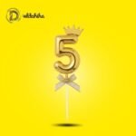 رقم 5 ذهبي بلاستيك مع تاج لتزيين التورتة والتصوير | مكتبة الدحيحة