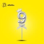 رقم 9 فضي بلاستيك مع تاج لتزيين التورتة وجلسات التصوير | مكتبة الدحيحة