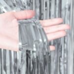 ستارة فويل فضي لامعة من زاوية جانبية تضيف مظهر معدني أنيق لديكور الحفلات